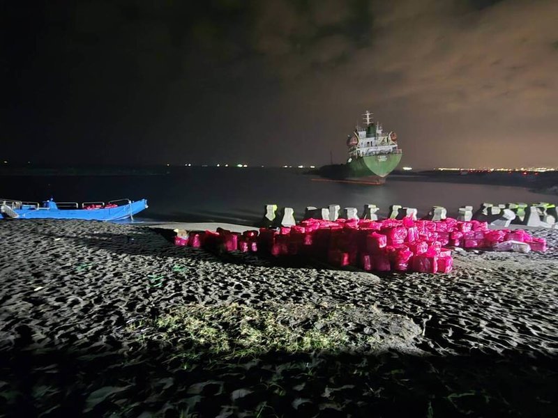 海巡署南部分署第五岸巡隊2024年12月4日凌晨發現1艘快速移動船隻疑似衝岸,朝屏東東港舊嘉蓮沙灘岸際前進,立即前往巡查,當場查獲品牌TEREA加熱菸數百箱及無籍舢舨1艘。(屏東地檢署提供)中央社記者黃郁菁傳真 114年5月8日