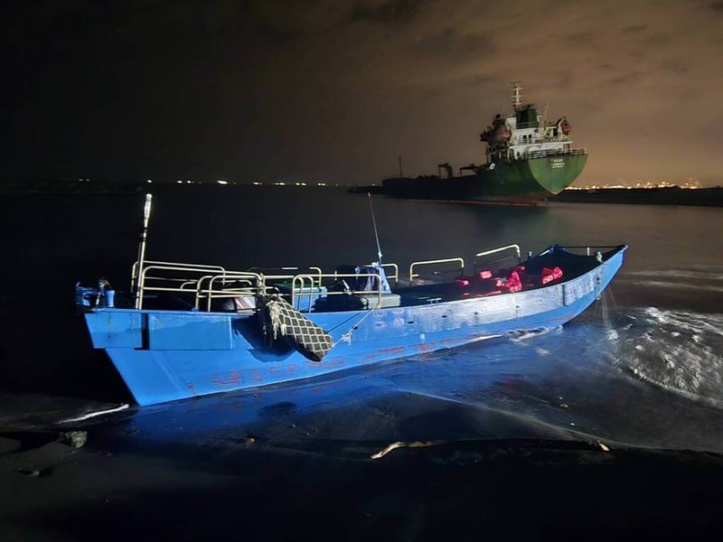 海巡人員2024年12月間在屏東東港查獲1艘無籍舢舨,從不詳外籍船舶接收加熱菸,由黃姓男子駕駛,再經王姓男子駕駛漁船,掩護舢舨併靠航行,準備衝岸卸貨。(屏東地檢署提供)中央社記者黃郁菁傳真 114年5月8日