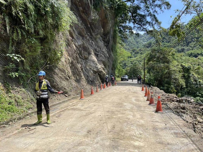 新北市三峽區北111縣道2.5至3公里處8日清晨土石崩落,雙向無法通行。新北市工務局表示,養工處獲報後立即派員處理,已於中午搶通並恢復雙向通車。(新北市工務局提供)中央社記者趙敏雅傳真 114年5月8日