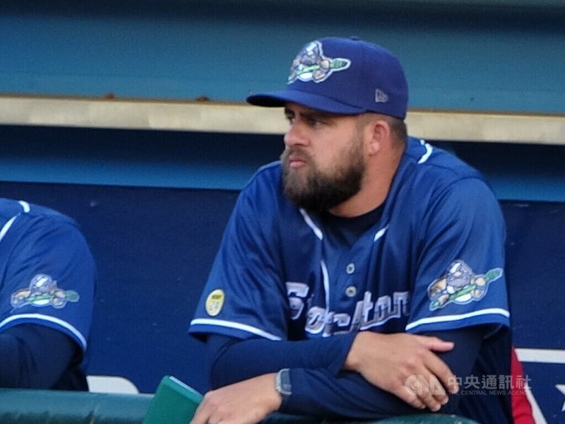 美國職棒運動家小聯盟1A史塔克頓港口隊(Stockton Ports)總教練高達(Javier Godard)來自委內瑞拉,他觀察台灣投手沙子宸、林維恩在異鄉打球適應良好,勇於發問、樂意與隊友和教練溝通。中央社記者林宏翰洛杉磯攝 114年5月8日