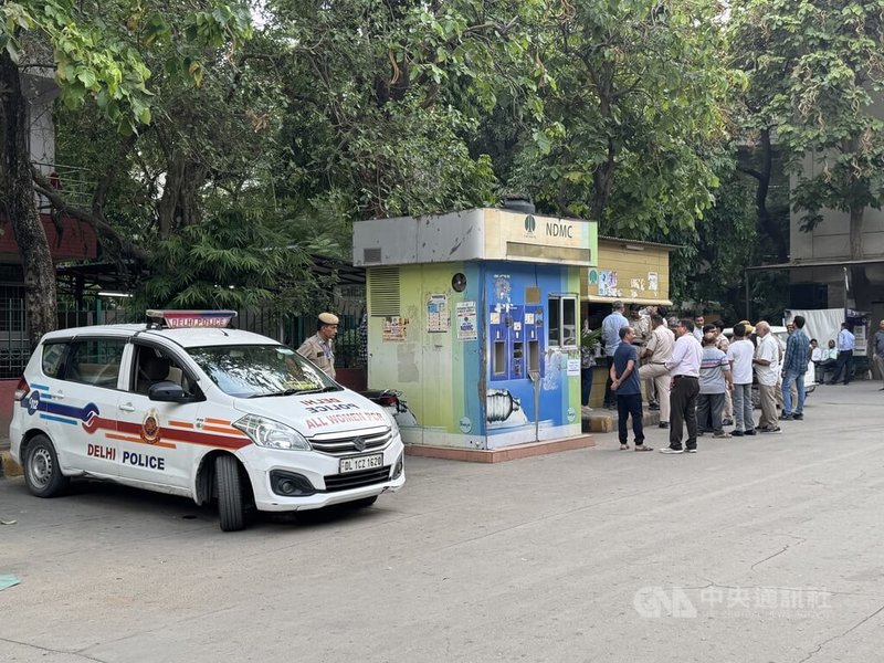 印度進行演習,德里一間醫院出動警察在內的約150人,演練包括滅火、病患撤離等項目。中央社記者李晉緯新德里攝 114年5月8日