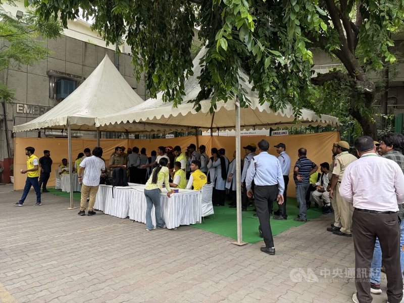 印度進行演習,德里一間醫院動員民防人員參與,盼當緊急情況發生時,能在最短的時間內撤離50名以上的病患。中央社記者李晉緯新德里攝 114年5月8日