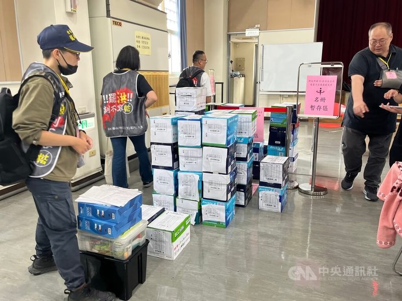 罷免中國國民黨籍立法委員洪孟楷團隊8日上午將第2階段連署書送交新北市選舉委員會,志工協助搬運一箱箱連署書。中央社記者趙敏雅攝 114年5月8日