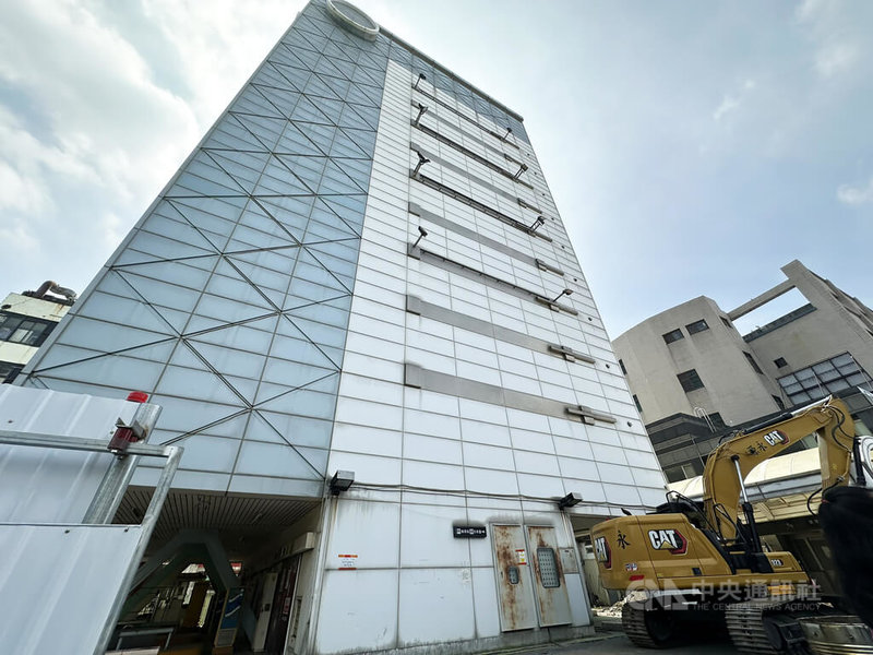 彰化縣員林市公所8日舉行停一立體停車場拆除工程祈福儀式,預計9月底拆除完畢後,先作平面停車場,並拓寬民權街,未來規劃土地再開發,期盼帶動台鐵員林車站周邊發展。中央社記者鄭維真攝 114年5月8日