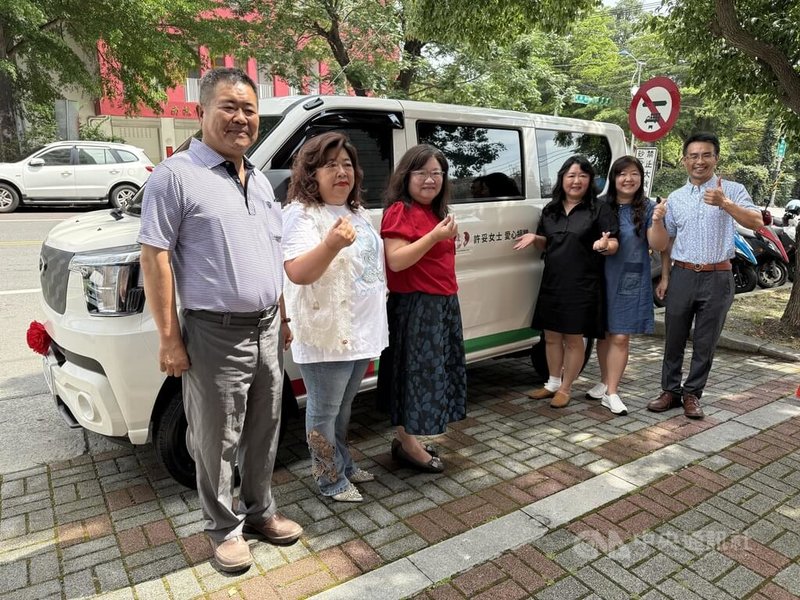 已故南投縣民許妥6名子女將親友對母親的追思心意化為大愛,8日捐贈車輛「南投幸福號」給家扶基金會南投家扶中心,盼透過捐車延續母親善心。中央社記者蕭博陽南投縣攝 114年5月8日