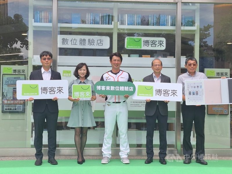 博客來8日宣布,在7-11公館博源門市開設第一家數位體驗店。左起為元太副總經理洪集茂、博客來副總經理何禮旭、統一獅教練高志綱、統一超營運群協理謝蓮塘、振曜科技董事長宗緒福。中央社記者何秀玲攝 114年5月8日