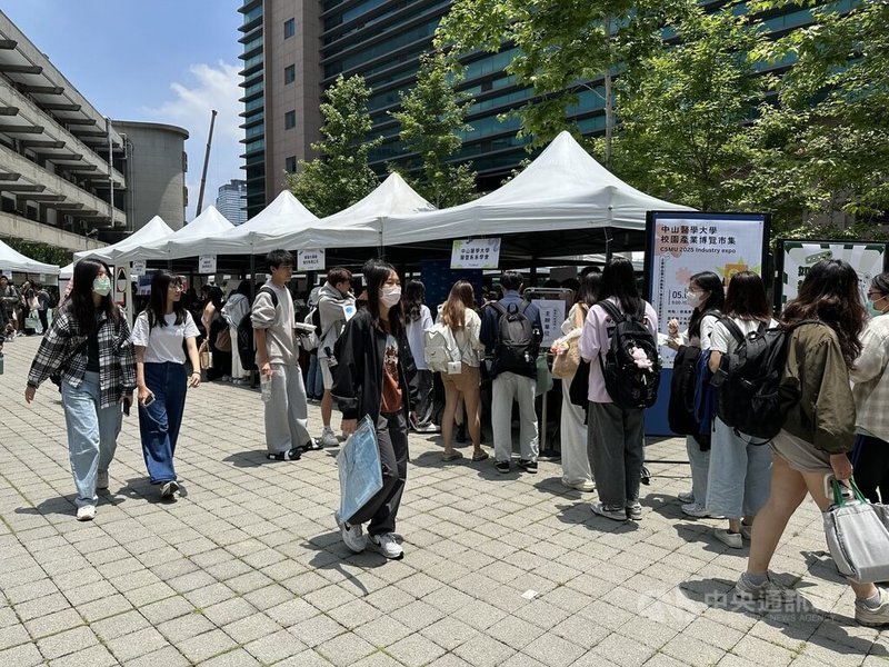 中山醫學大學8日舉辦醫療科技博覽會及創業經驗交流會,邀請企業共探創業與職涯新契機,逾50家企業廠商入校設攤,透過面對面交流,協助學生掌握產業最新動態。中央社記者趙麗妍攝 114年5月8日