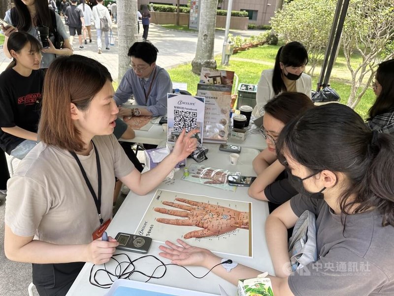 中山醫學大學8日舉辦醫療科技博覽會及創業經驗交流會,逾50家企業廠商入校設攤,有學生現場體驗最新針灸醫療科技,了解產品原理。中央社記者趙麗妍攝 114年5月8日