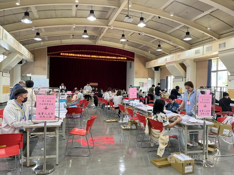 罷免國民黨立委洪孟楷、廖先翔團隊8日到新北市選舉委員會送交第2階段連署書,新北選委會各花約5小時完成初步清點,宣布受理罷免洪孟楷團隊送件5萬4916份、受理罷免廖先翔團隊送件3萬6574份。中央社記者趙敏雅攝 114年5月8日