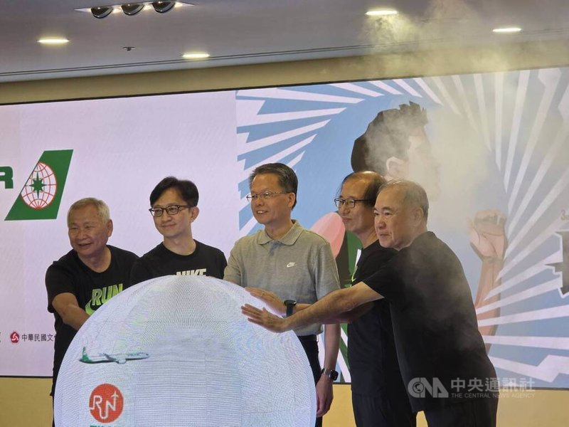 長榮航總經理孫嘉明(左3)表示,油價下跌和新台幣升值都有利營運成本。中央社記者江明晏攝 114年4月8日