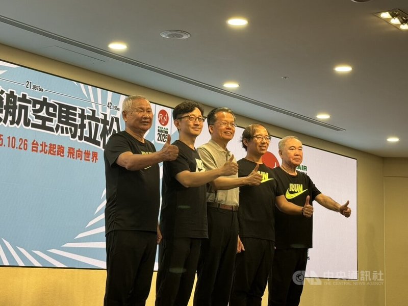 長榮航空總經理孫嘉明(中)8日表示,印巴衝突的影響並不大,目前飛歐洲航班維持正常,航道有往南飛一點,飛行時間大約增加20到30分鐘。中央社記者余曉涵攝 114年5月8日