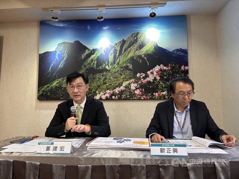 內政部政務次長董建宏(左)與內政部國土署主任秘書歐正興(右)8日在內政部記者會,說明老宅延壽政策規劃方向。中央社記者高華謙攝 114年5月8日