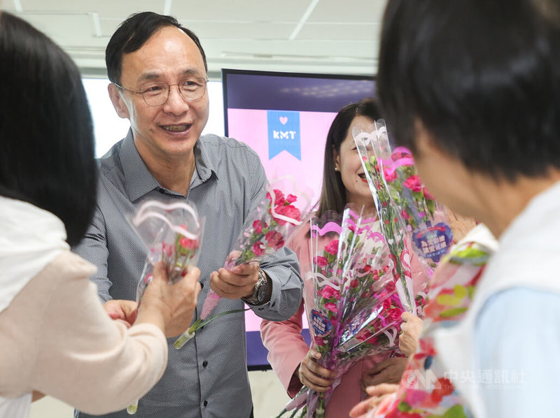 國民黨主席朱立倫(左)8日在台北出席「為愛彩繪 讓愛延續」母親節慶祝活動,現場發放康乃馨,獻上祝福。中央社記者謝佳璋攝 114年5月8日
