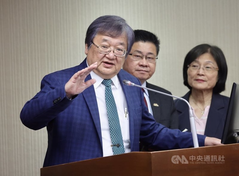 立法院社會福利及衛生環境委員會8日邀請衛福部長邱泰源(左),針對「長照2.0執行情形檢討及3.0未來規劃」、「澳洲進口豬腳驗出含萊克多巴胺,如何加強肉品食安查驗,讓民眾放心」進行專題報告並備質詢。中央社記者張皓安攝 114年5月8日