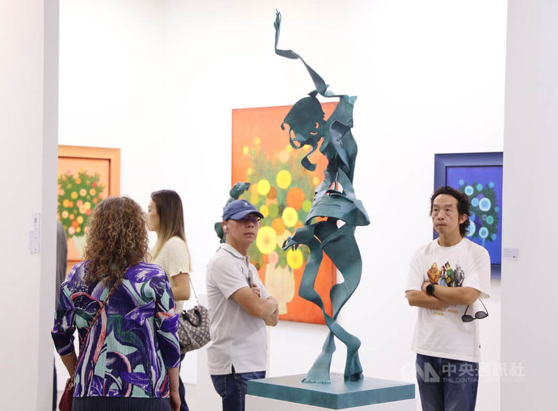 2025台北當代藝術博覽會9日起至11日在台北南港展覽館舉行,8日貴賓預展搶先曝光展區精品,精緻藝術創作吸引民眾目光。中央社記者張新偉攝 114年5月8日