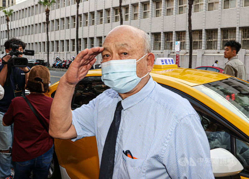 台北地方法院審理京華城案,8日召開審理庭,被告聲請傳喚鼎越開發前董事長朱亞虎(前)作證,朱亞虎晚間結束庭訊後搭車離去,上車前向眾人敬禮致意。中央社記者鄭清元攝 114年5月8日