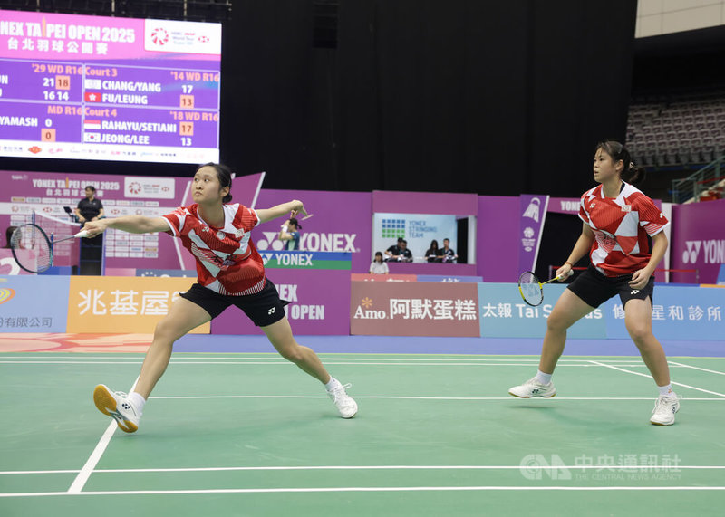 BWF超級300系列的台北羽球公開賽8日在台北小巨蛋進行16強賽程,台灣女雙組合陳妍妃(左)、孫亮晴(右)以直落2擊敗對手,挺進8強。中央社記者裴禛攝 114年5月8日