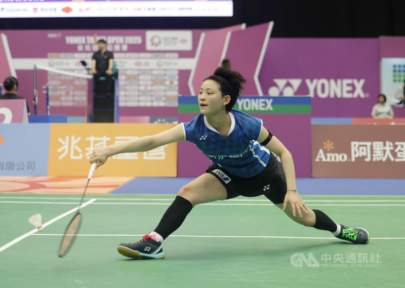 2025台北羽球公開賽女單16強賽程8日在台北小巨蛋持續展開,大會頭號種子、日籍好手宮崎友花(圖)終場順利以直落2擊敗台灣地主選手陳肅諭、前進8強。中央社記者裴禛攝 114年5月8日