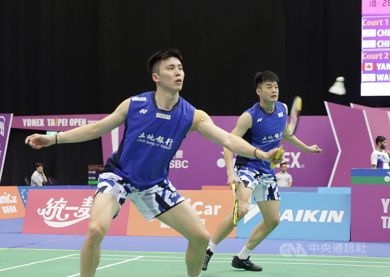 台灣羽球男雙組合王齊麟(右)、邱相榤(左)8日在2025台北羽球公開賽16強戰以直落2擊敗自家學弟陳政寬、陳子亦,如願挺進8強,也寫下今年最佳戰績。中央社記者裴禛攝 114年5月8日