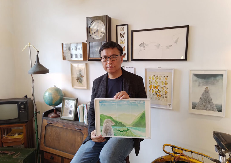 作家吳明益(圖)首度創作圖畫故事書「三隻腳的食蟹獴與巨人」,將串聯全台獨立書店舉辦巡迴畫展,近期開放預購,5月底正式出版。(©吳明益提供)中央社記者邱祖胤傳真 114年5月8日