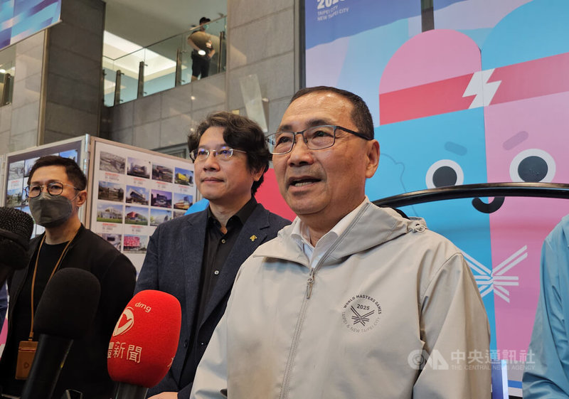 新北市長侯友宜(右)8日表示,新北市已蓋18座國民運動中心,未來將持續在板橋、蘆洲、新莊、三重及新店、中和興建6座。中央社記者王鴻國攝 114年5月8日