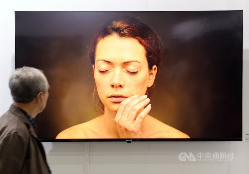 2025台北當代藝術博覽會9日起將在台北南港展覽館正式開展,8日舉辦貴賓預展,許多藝術愛好者搶先到場參觀。中央社記者張新偉攝 114年5月8日