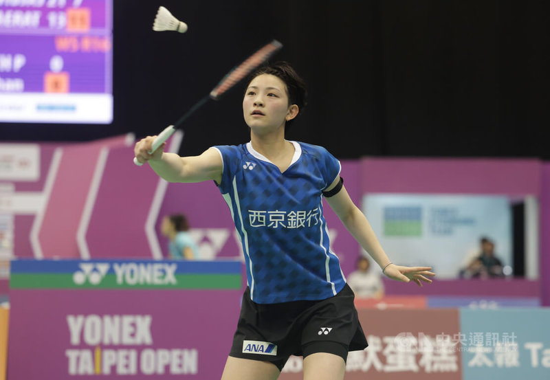 BWF超級300系列的台北羽球公開賽8日在台北小巨蛋進行女單16強賽程,首度來台參賽的日籍好手宮崎友花(圖)以21比15、21比10擊敗台灣地主選手陳肅諭,挺進8強。中央社記者裴禛攝 114年5月8日