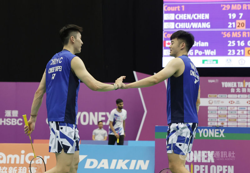 台灣羽球男雙組合王齊麟(右)、邱相榤(左)首度搭檔出徵台北羽球公開賽,8日成功在16強戰取勝,確定前進8強,賽後兩人擊掌致意。中央社記者裴禛攝 114年5月8日
