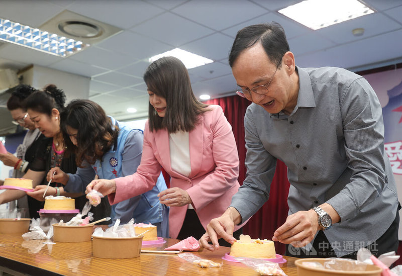 國民黨主席朱立倫(右)8日在台北出席「為愛彩繪 讓愛延續」母親節慶祝活動,和與會民眾一起彩繪、裝飾蛋榚。中央社記者謝佳璋攝 114年5月8日