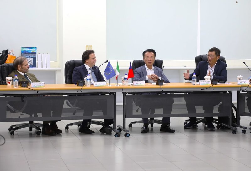 義大利經濟貿易文化推廣辦事處代表龍博文(Marco Lombardi)(左2)與歐洲半導體業者8日參訪亞洲無人機AI創新應用研發中心,與台灣無人機業者座談,尋找合作商機。右2為嘉義縣長翁章梁。(嘉義縣政府提供)中央社記者蔡智明傳真 114年5月8日