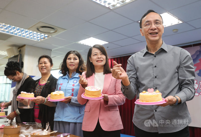 國民黨主席朱立倫(右1)8日在台北出席「為愛彩繪 讓愛延續」母親節慶祝活動,與黨籍立委許宇甄(右2)等一同裝飾蛋糕送祝福。中央社記者謝佳璋攝 114年5月8日