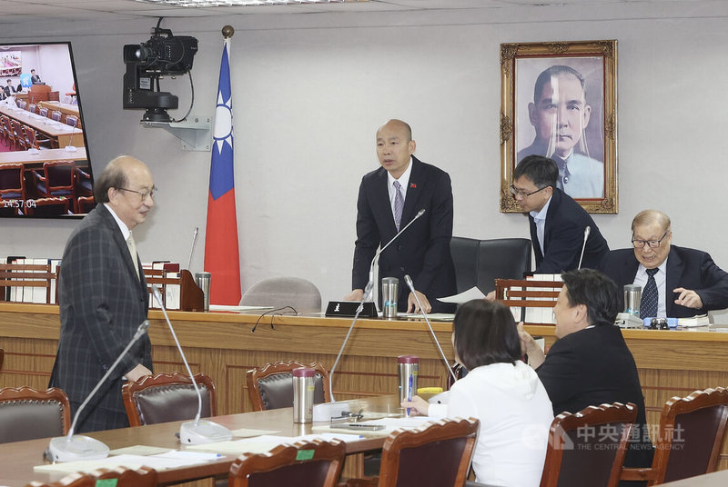 立法院8日針對司法院人事同意權等10案進行朝野協商,由院長韓國瑜(後左)主持,民進黨立院黨團總召柯建銘(左)等人出席。中央社記者郭日曉攝 114年5月8日
