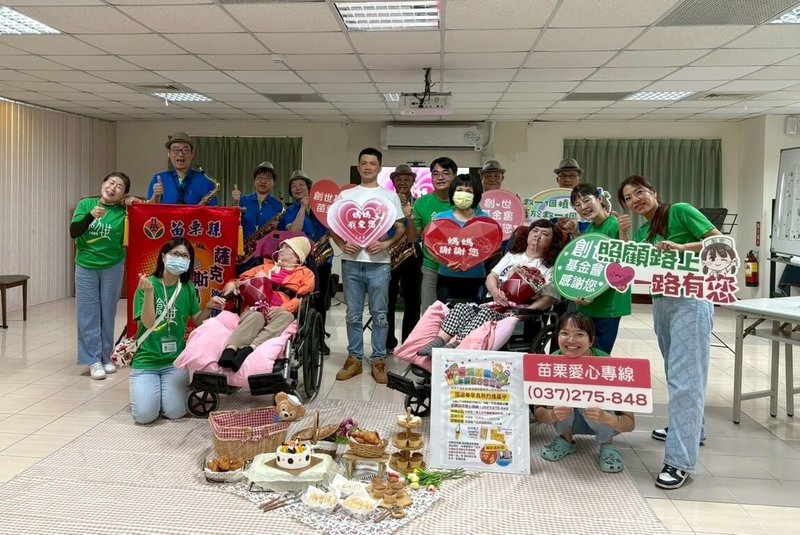 創世基金會苗栗院8日辦理母親節慶祝活動,帶領院民及親屬到戶外郊遊,行前並邀請苗栗縣薩克斯風團隊演出、送上康乃馨花束與精緻蛋糕,儀式感十足。(創世基金會苗栗院提供)中央社記者管瑞平傳真 114年5月8日