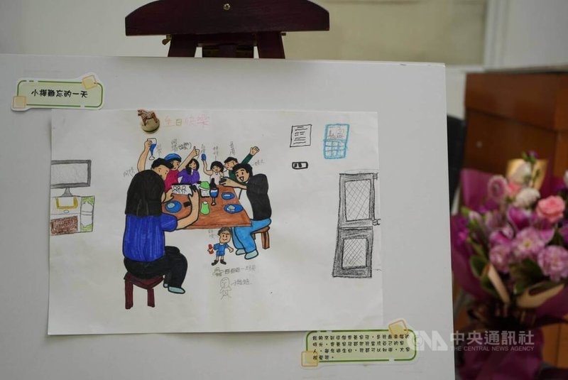 屏東家扶中心招募寄養家庭,今年主題為「創造難忘點滴,『寄』住幸福回憶」,意在傳遞即使只是短暫相遇,寄養家庭的關愛與陪伴,將成孩子一輩子美好記憶。圖為寄養童小樺與寄養家庭共同創作圖畫。中央社記者黃郁菁攝 114年5月8日