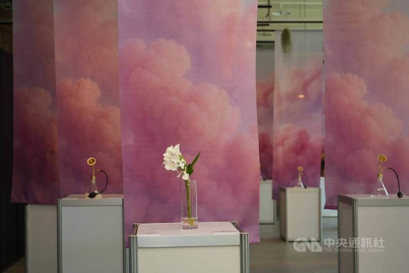 2025屏東的花卉生活美學展即日起在屏東農業物產館舉行,配合即將到來的母親節,展覽也推出以「精緻感、日常感、鬆弛感、氛圍感、社交感」為主題的新五感體驗活動。中央社記者黃郁菁攝 114年5月8日