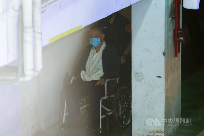 台北地方法院審理京華城案8日再開審理庭,提訊在押的威京集團主席沈慶京(前),法警以輪椅推著他進入法院。中央社記者王騰毅攝 114年5月8日