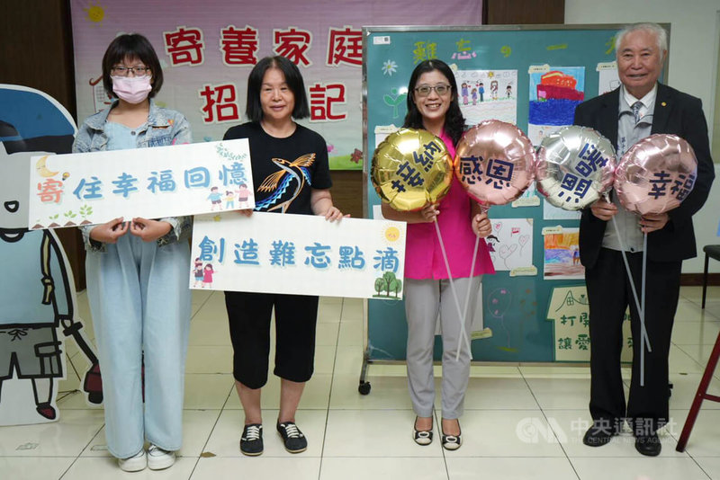 屏東家扶中心招募寄養家庭,號召愛心民眾加入,曾受助者小羽(左1)、寄養家庭媽媽李淑蘭(左2)8日出席招募記者會。中央社記者黃郁菁攝 114年5月8日