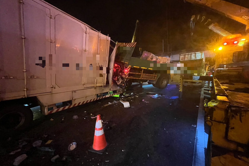 國道1號南向台南仁德路段7日深夜發生涉及4部大型車及1部自小客車事故,造成1人死亡、5人受傷送醫。(警方提供)中央社記者楊思瑞台南傳真 114年5月8日