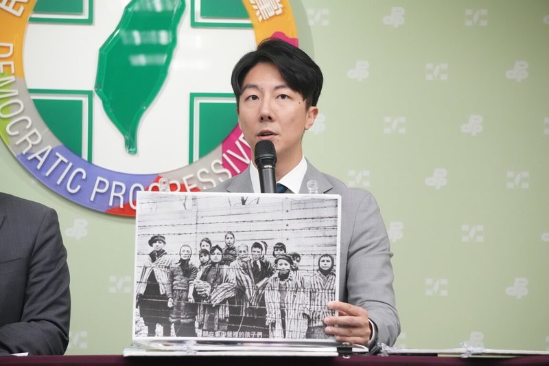 民進黨發言人吳崢(圖)8日說,國民黨主席朱立倫以希特勒和納粹錯誤類比台灣,將他國歷史傷痛,拿來做廉價政治消費。(民進黨提供)中央社記者葉素萍傳真 114年5月8日