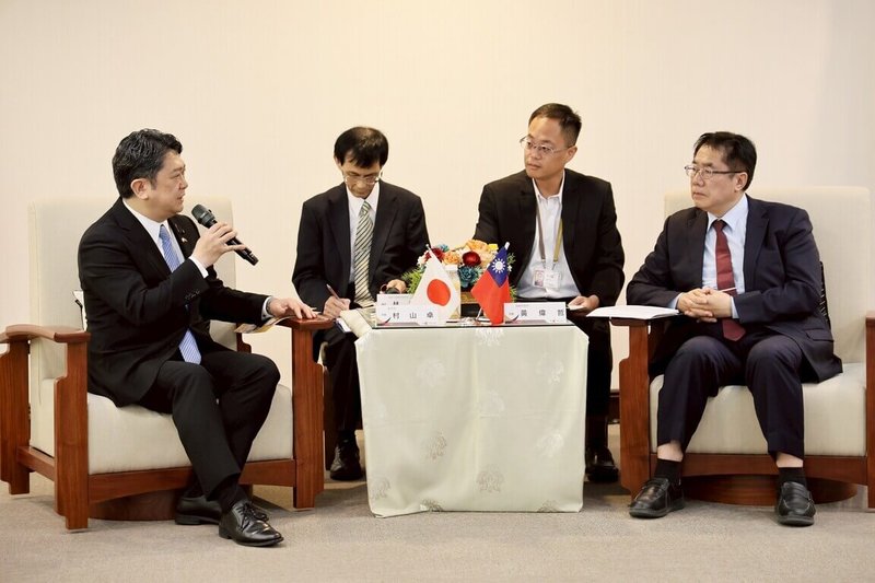 日本金澤市長村山卓(左1)8日拜會台南市長黃偉哲(右1),討論金澤市學生修學旅行相關事,村山卓下午也將參加出身金澤市、烏山頭水庫及嘉南大圳建造者八田與一追思會。(台南市政府提供)中央社記者張榮祥台南傳真 114年5月8日