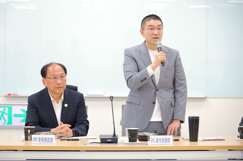 民進黨籍基隆市議長童子瑋說,國民黨的基隆市政口碑已淪笑柄。市長謝國樑(右)8日參訪新北市捷運工程局時回應,他歷經市長選舉當選、遭罷免未過關的2次民意的認證,這些認證足以給外界參考他的工作績效。(基隆市政府提供)中央社記者沈如峰基隆傳真 114年5月8日