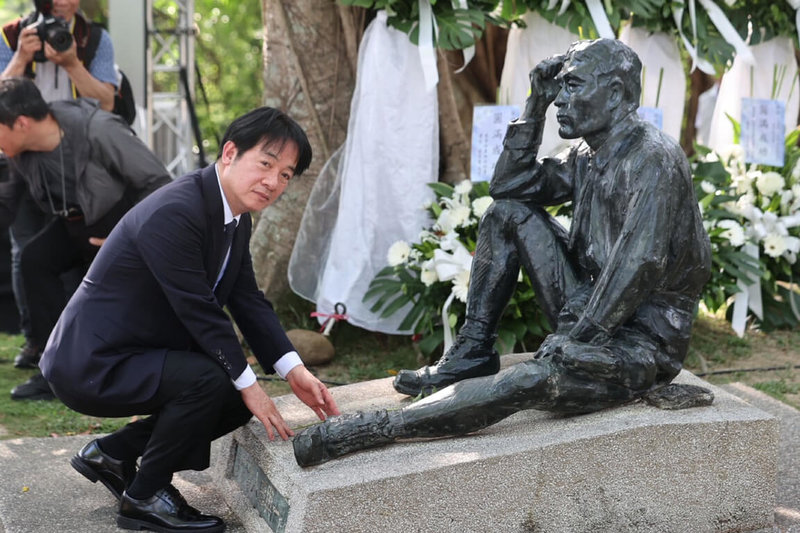 農業部農田水利署8日下午在烏山頭水庫舉辦「八田與一技師逝世83週年追思紀念會」,總統賴清德(圖)親臨主祭,向日本技師八田與一銅像獻花致意。(主辦單位提供)中央社記者楊思瑞台南傳真 114年5月8日