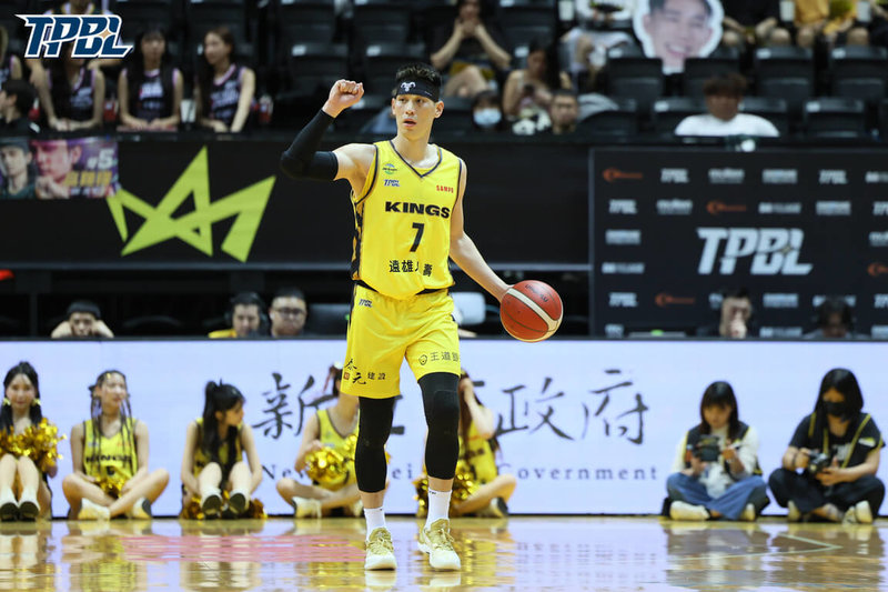台灣職業籃球大聯盟(TPBL)新北國王隊8日在主場迎戰桃園台啤永豐雲豹隊,首節團隊就轟下破聯盟紀錄的48分,當家球星林書豪全場則是攻下25分,率隊以117比84收下2連勝。(TPBL提供)中央社記者黎建忠傳真 114年5月8日