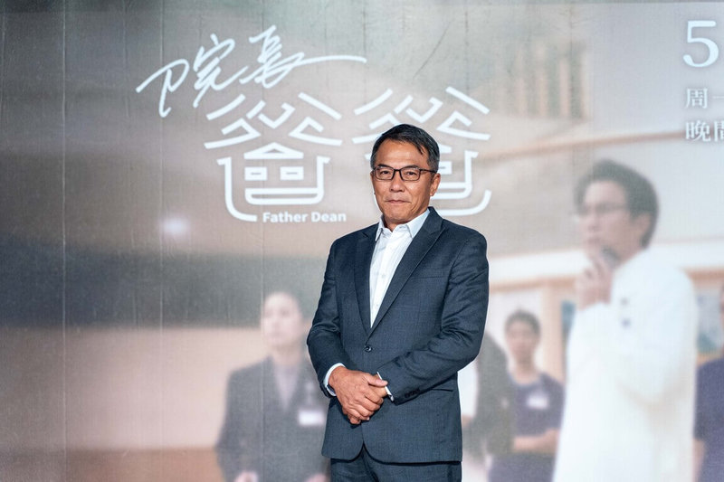 從影多年的資深演員戴立忍(圖)透露在新劇「院長爸爸」中遇到極大挑戰,因為劇中童星演員實在太會哭,對戲時令他大受打擊痛哭,感到相當心疼。(大愛提供)中央社記者洪素津傳真 114年5月8日