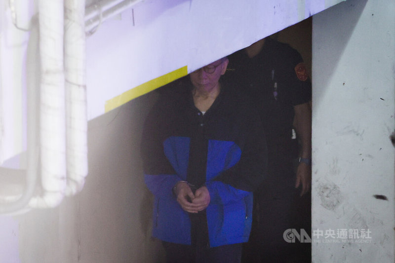 台北地方法院審理京華城案8日再開審理庭,提訊在押被告前台北市長柯文哲(前)到庭。中央社記者王騰毅攝 114年5月8日