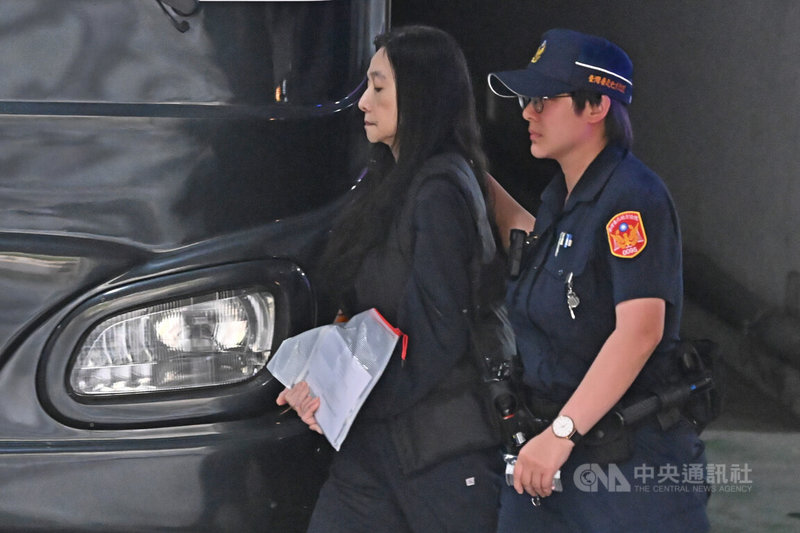 台北地方法院審理京華城案8日再開審理庭,提訊在押的國民黨台北市議員應曉薇(左)到庭。中央社記者王騰毅攝 114年5月8日