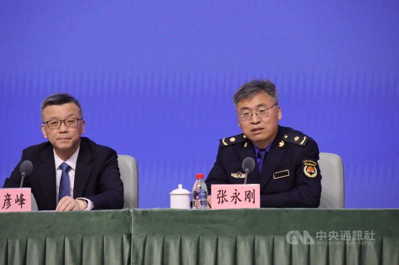 上海市城管執法局局長張永剛(右)8日在上海市政府新聞發布會中表示,城管執法會加大對設攤等特色經營活動支持力度,並深化「包容審慎監管」,積極推進對經營者的「輕微免罰」及信用修復,助力其經營。中央社記者張淑伶上海攝 114年5月8日
