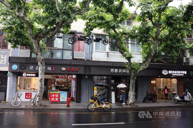 上海2023年有關市容環衛管理的「輕微免罰」曾辦理1.07萬起,對象主要是沿街商戶、施工企業等;2025年上半年將進一步制訂「上海市城管執法不予行政處罰和減輕行政處罰實施規定」,減輕更多經營主體的經濟負擔。圖為上海的街邊商店。中央社記者張淑伶上海攝 114年5月8日