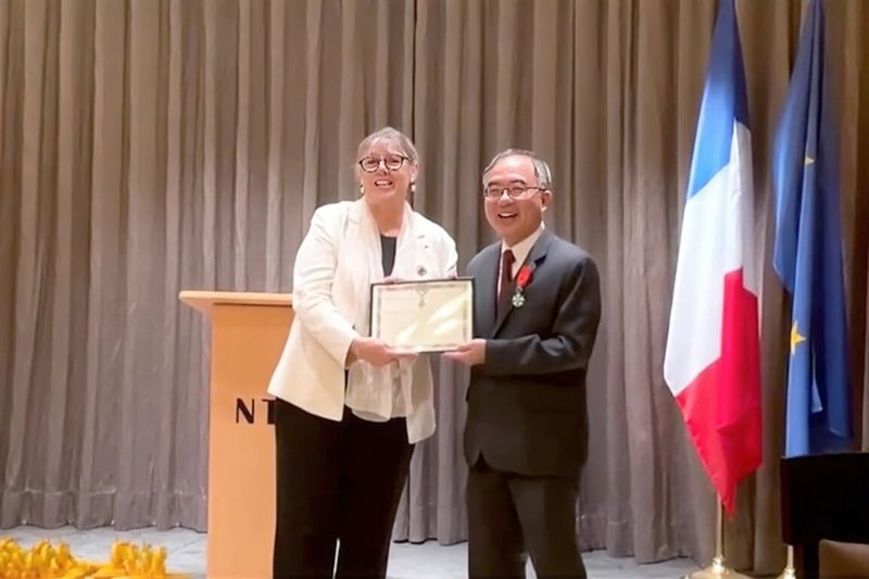 台大校長陳文章(右)積極推動台法雙方學術與文化交流,近日獲法國政府授予最高榮譽的「法國榮譽軍團騎士勳章」。(台大提供)中央社記者許秩維傳真 114年5月8日