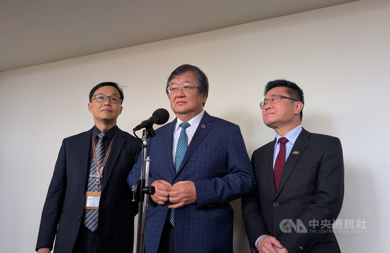 民進黨立委辦座談會討論安樂死立法。衛福部長邱泰源(中)8日在立法院受訪表示,安樂死在世界各國都有倫理爭議,因此已推預立醫療決定讓患者有選擇,討論安樂死前應先看看台灣如何加強安寧緩和醫療,可能更重要。中央社記者曾以寧攝 114年5月8日